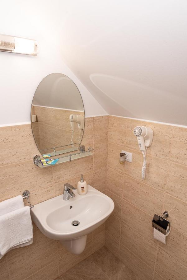 K'Raman Hotel Ramnicu Valcea Luaran gambar